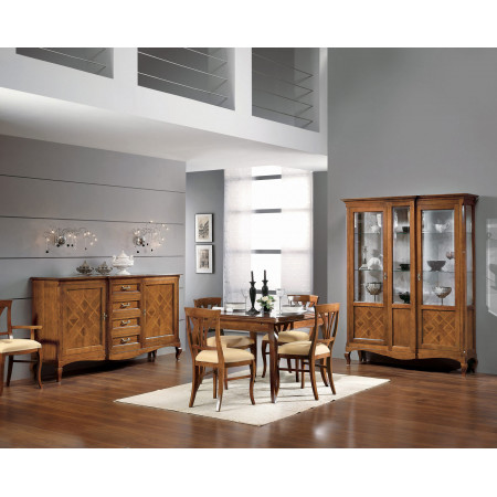 Sala da pranzo con credenza intarsiata in legno