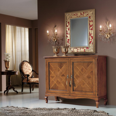 Credenzina 2 porte intarsiate classica in ambiente