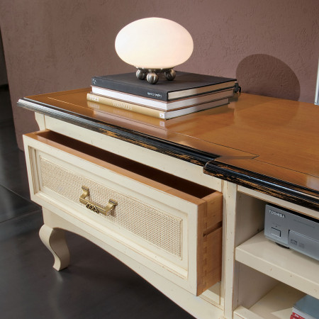 Dettaglio cassetto porta tv classico con paglia in legno