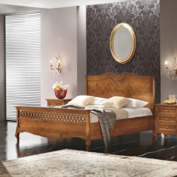 Letto a due piazze con testata intarsiata e pediera alta