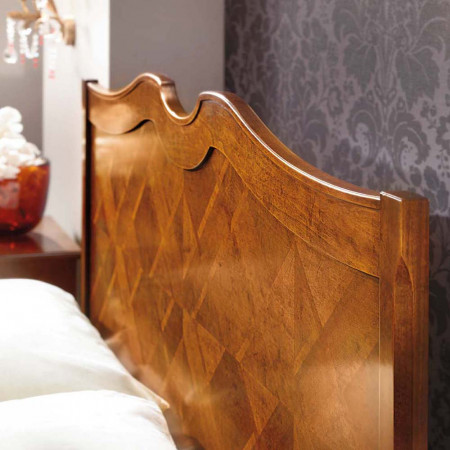 Letto sagomato testata intarsiata dettaglio legno