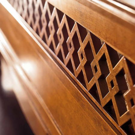 Dettaglio decorazione traforata letto in legno toulipier