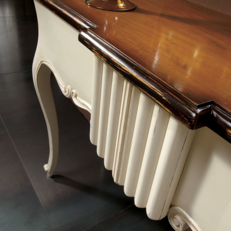 Consolle classica con cassetto, dettaglio piano sporgente