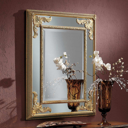 Specchiera con finiture dorate, dettaglio decorativo