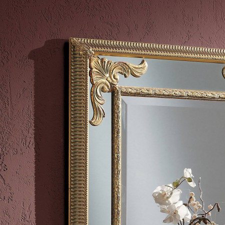 Specchiera con finiture dorate, dettaglio decorativo