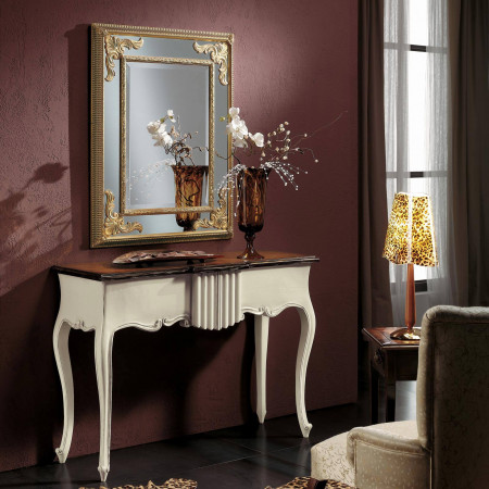 Specchiera con finiture dorate, intagli decorativi