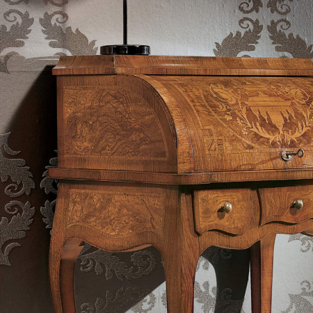 Bureau sagomato intarsiato con dettagli in legno di noce