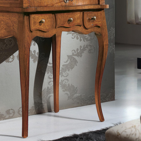 Bureau sagomato intarsiato con gambe eleganti