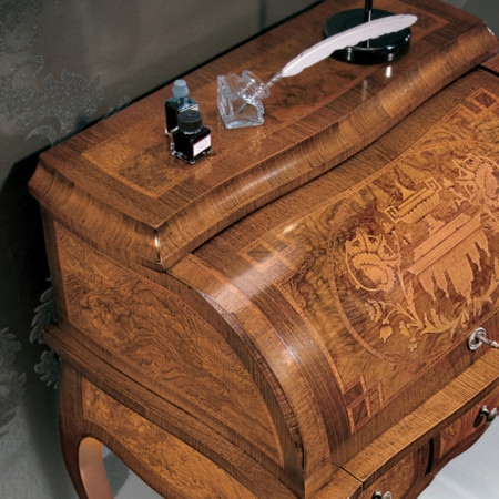 Dettaglio intarsi Bureau sagomato in legno massello