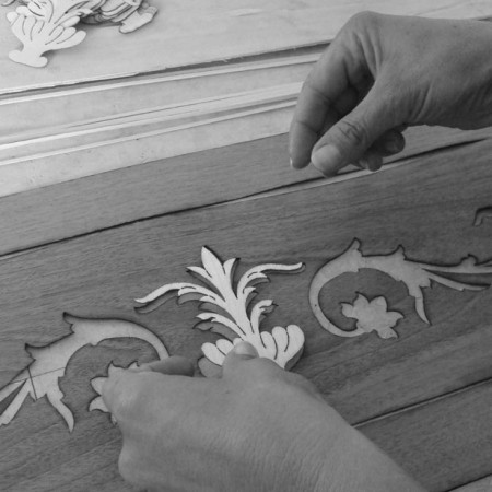 Dettaglio intarsio legno, Scrittoio con tiretti laterali