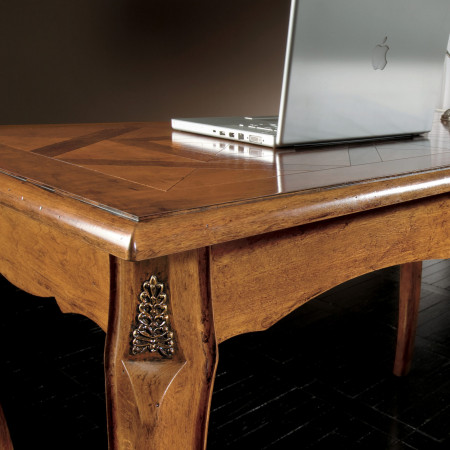 Scrittoio con parquet in legno, dettaglio piano intarsiato