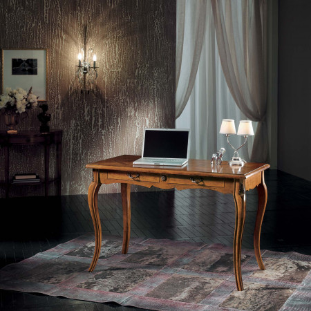 Scrittoio con parquet in legno, dettaglio ambientato