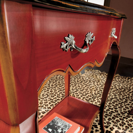 Consolina 700 in legno di ciliegio, dettagli classici