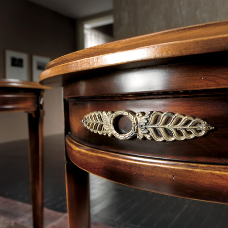 Consolle angolare in ciliegio, dettaglio ornamento metallo