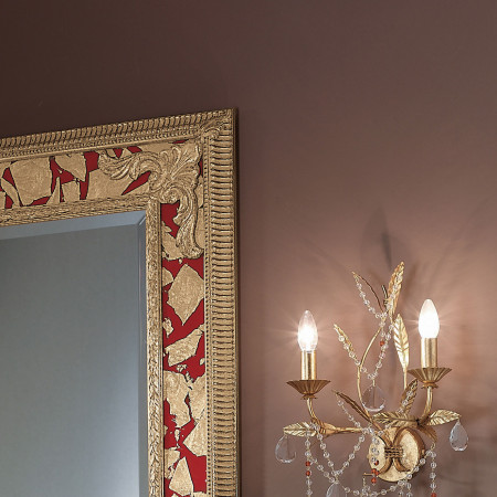 Dettaglio cornice specchiera con finitura oro rosso