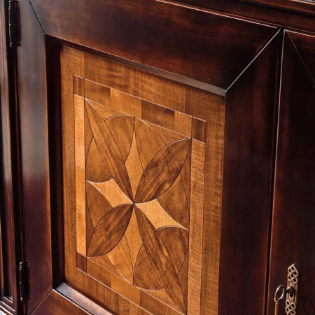 Dettaglio tavolo Sala intarsio quadrifoglio in legno