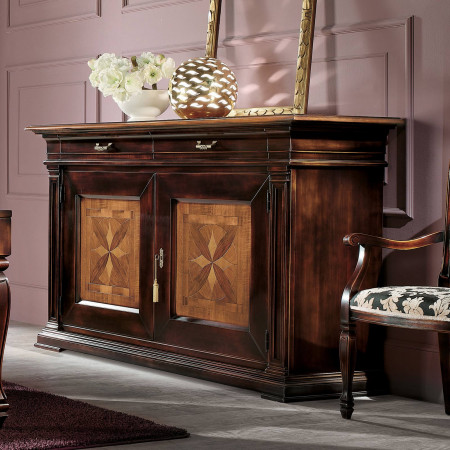 Dettaglio credenza Sala intarsio quadrifoglio in legno