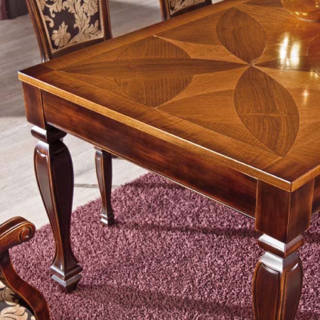 Dettaglio credenza Sala intarsio quadrifoglio in legno