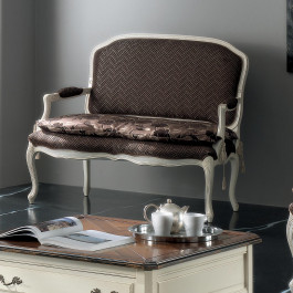 Poltroncina capitonnè dettaglio tessuto e gambe in legno