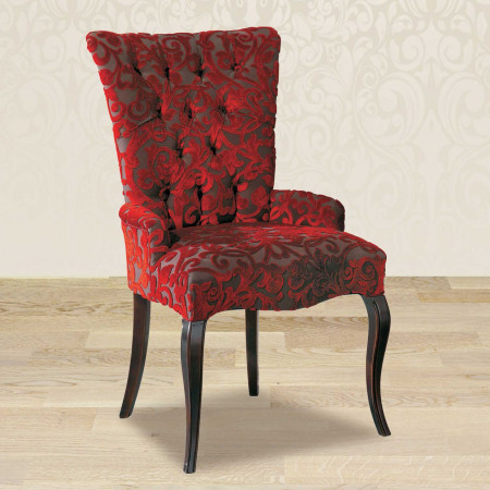 Poltroncina classica imbottita capitonnè, dettaglio delle gambe in legno scuro