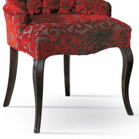 Poltroncina classica imbottita capitonnè con braccioli, dettagli decorativi