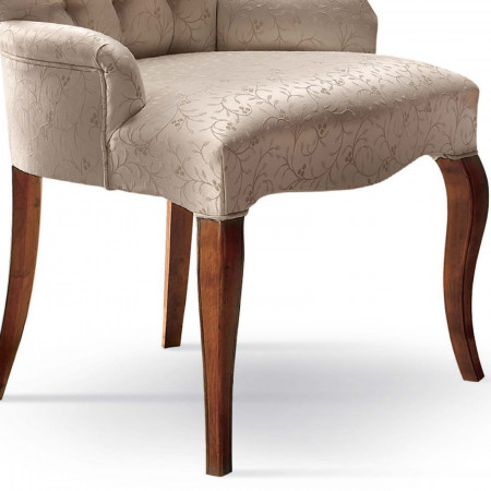 Poltroncina capitonnè con dettagli su gambe in legno