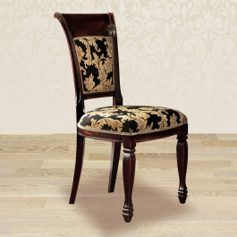 Dettaglio intarsio quadrifoglio su credenza in legno