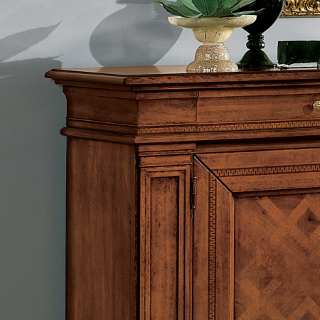 Dettaglio della credenza 2 porte 3 cassetti in legno intarsiato