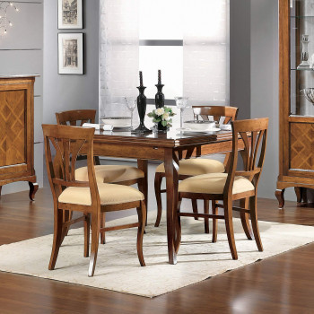 Tavolo quadrato a tiro allungabile ambientato con sedie