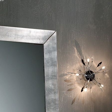 Dettaglio della cornice della specchiera moderna foglia argento