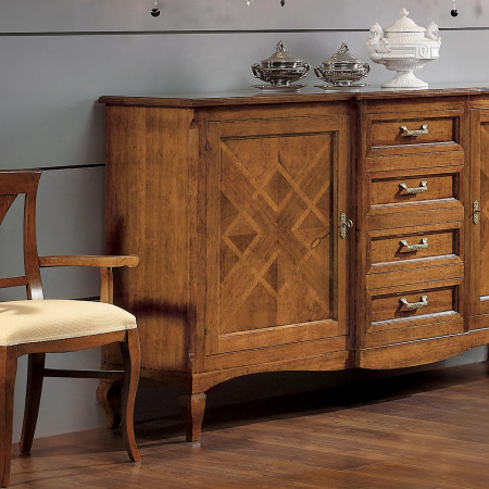 Dettaglio intarsio della credenza in legno