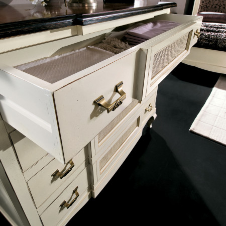 Cassetti del comò in legno con dettagli in paglia di Vienna