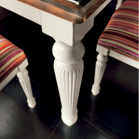 Set di 4 gambe tornite rigate in legno per tavolo