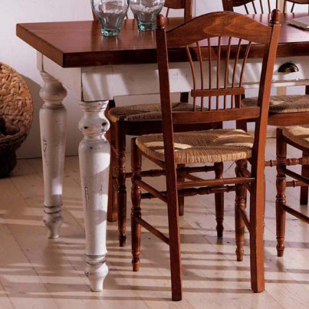Dettaglio del set di gambe tornite in legno per tavolo