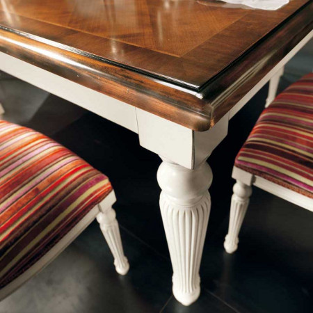 Dettaglio del tavolo con gambe tornite in legno di faggio