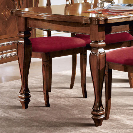 Set di gambe a mongolfiera in legno su tavolo classico