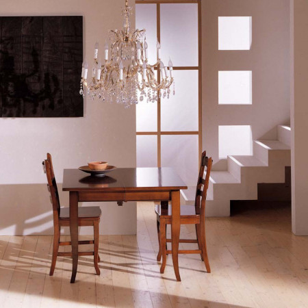 Sedia Nodo fondo legno massello gambe curate ambiente