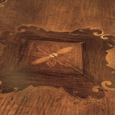 Piano del tavolo classico in legno con intarsi eleganti