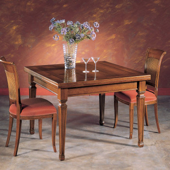 Tavolo con filetto rettangolare allungabile, dettaglio delle gambe in legno massello