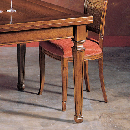 Dettaglio del Tavolo con filetto quadrato allungabile in legno noce