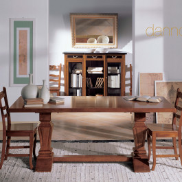 Sedia fondo in legno con schienale nodo traforato, ambiente elegante