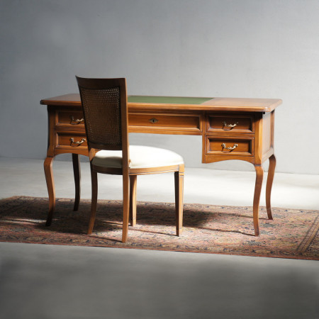 Scrivania con piano in ecopelle, dettagli legno