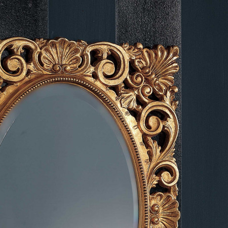 Dettaglio cornice barocca specchiera ovale foglia oro