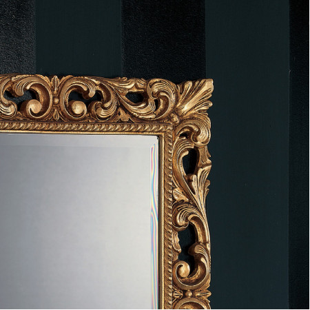 Dettaglio cornice specchiera lavorata con foglia oro
