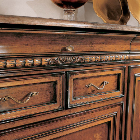 Dettaglio del Credenzone intarsiato 4 cassetti, legno