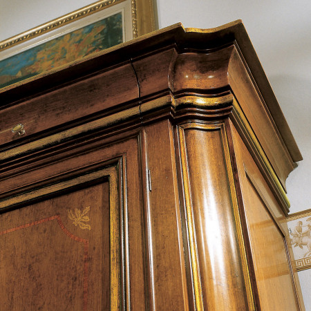 Dettaglio intarsio legno credenza 2 porte intarsiata