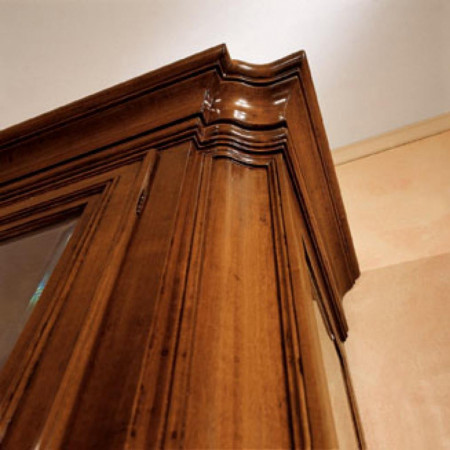 Dettaglio Soggiorno con ripiani in legno intarsiato