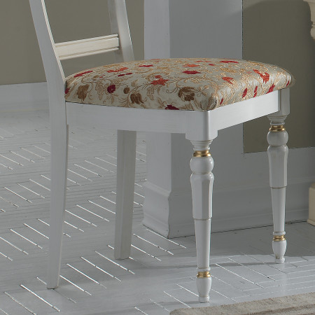 Sedia imbottita e laccata con gambe tornite