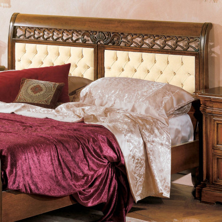 Letto con pannelli in ecopelle capitonè, dettaglio testata