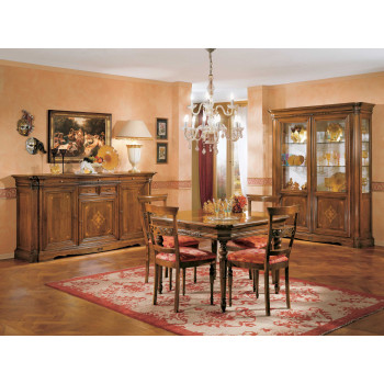 Sala da pranzo classica, dettaglio intaglio credenza